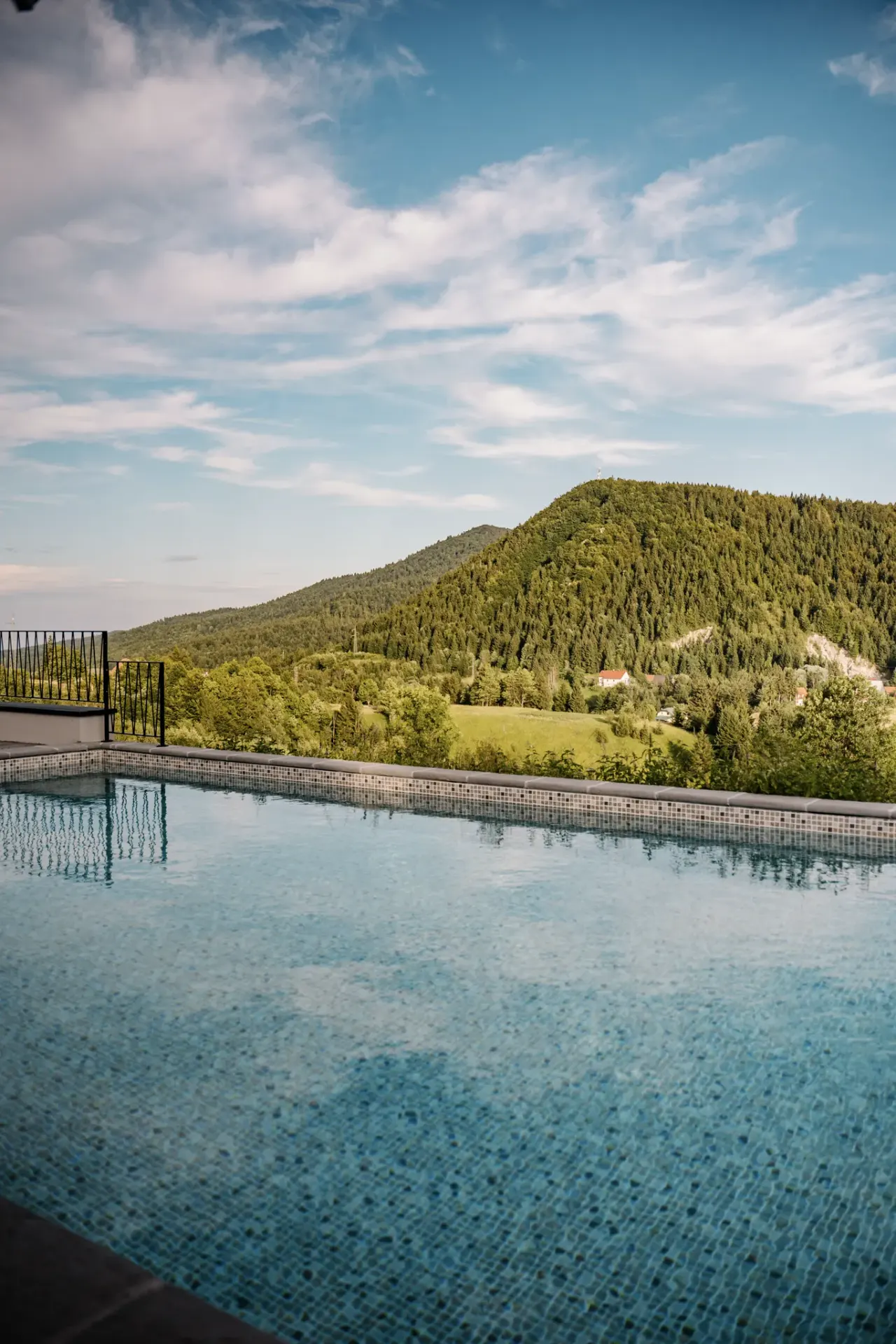 Bazen s pogledom na pošumljene planine