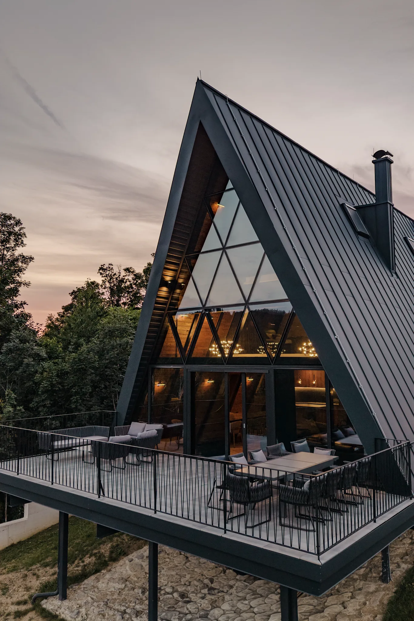 The Frame — A-frame vila i staklena stijena visoka 13 metara u sumrak